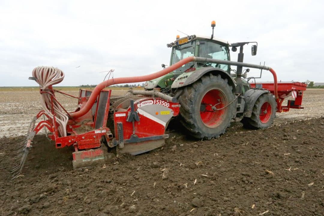 Loonbedrijf Van der Maas zaait bij Zierikzee een perceel Galgary-wintertarwe voor Maatschap Klompe/Van der Linde uit Dreischor. De maatschap is voorstander van een zo gering mogelijke grondbewerking, de ploeg is al tijden niet gebruikt. Dit perceel wordt in één werkgang gespit en gezaaid. - Foto's: Anton Dingemanse