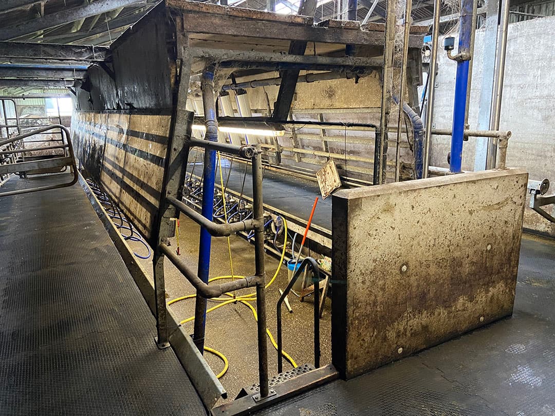 Het melken gebeurt in een 2x10 zij-aan-zij die uitgebreid kan worden naar een 2x12. De melktank wordt overigens gehuurd.