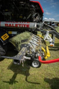 De invoerrotor draait het gewas bovenover de perskamer in. De messen zitten daarom ook aan de bovenkant van de rotor. Wisselen van het aantal messen gaat bij de machine die wij aan het werk zien handmatig. Optioneel kun je ook via de terminal het aantal ingezette messen instellen.