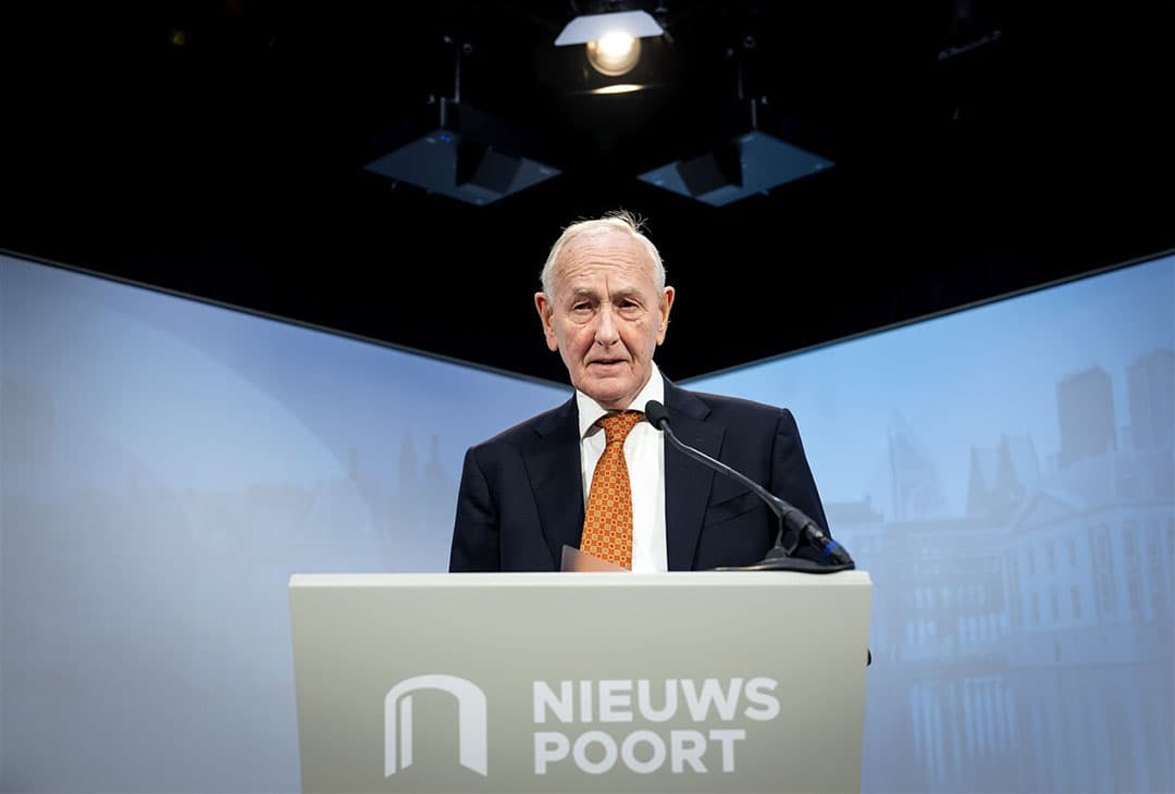 Johan Remkes tijdens de presentatie van zijn bevindingen naar aanleiding van de stikstofgesprekken tussen het kabinet en organisaties, waaronder die van boeren. - Foto: ANP
