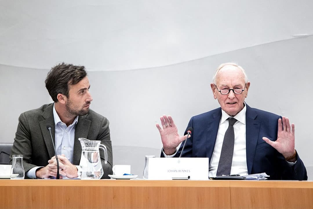 Gespreksleider Johan Remkes (r.) tijdens de hoorzitting over het stikstofrapport. - Foto: ANP/Ramon van Flymen
