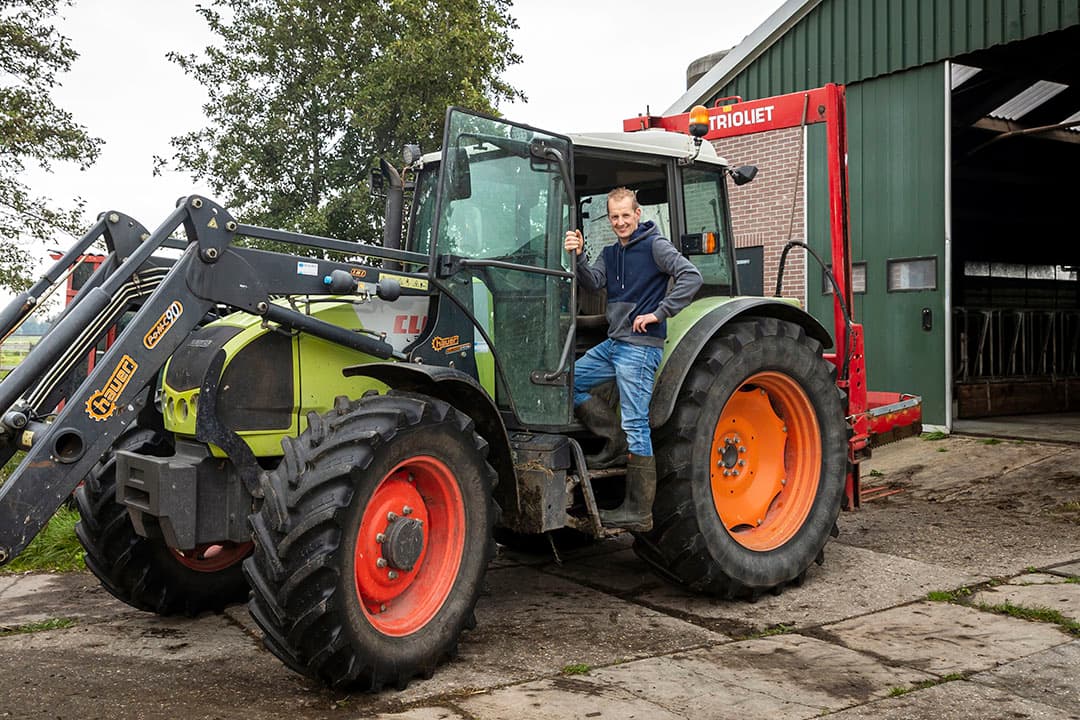 Jonge ondernemer Herman van Dijk: werken bij andere boer en intussen zelf eigen bedrijf opbouwen. Zijn vrouw Marieke heeft twee banen elders. - Foto's: Roel Dijkstra