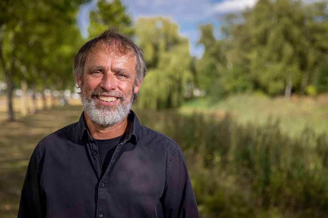 Jan Dijkstra (58) is universitair hoofddocent aan Universiteit Wageningen. Daarnaast is hij onder meer lid van de Commissie Deskundigen Meststoffenwet en adjunct professor bij Departement Animal Biosciences van University of Guelph (CA). - Foto: Koos Groenewold