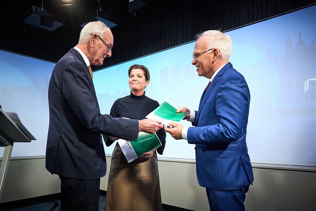 Johan Remkes overhandigt zijn stikstofrapport aan stikstofminister Christianne van der Wal en de nieuwe landbouwminister Piet Adema (rechts). - Foto: ANP