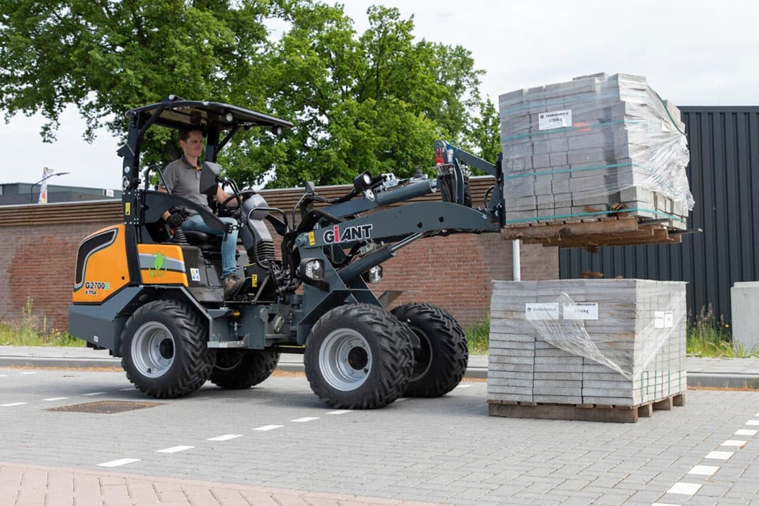 De elektrische Giant-wielladers zijn voorzien van een 48 V LFP-batterij. Deze wordt via de boordlader binnen vijf uur volledig opgeladen. - Foto: Tobroco Giant