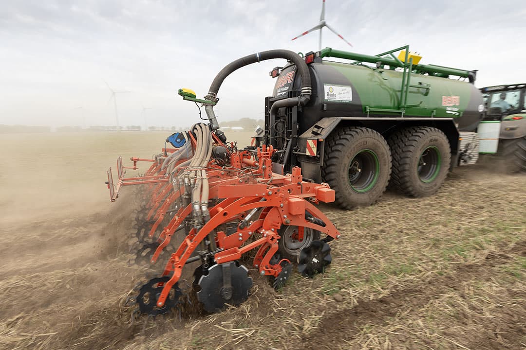 De nieuwe AutoPath-functie van John Deere zorgt dat een tweede gps-ontvanger op een strip-till-bemester exact registreert waar de mest ligt. De trekker met zaaimachine gebruikt vervolgens die nieuwe lijnen om op dezelfde plek te zaaien. - Foto's: Bob Karsten