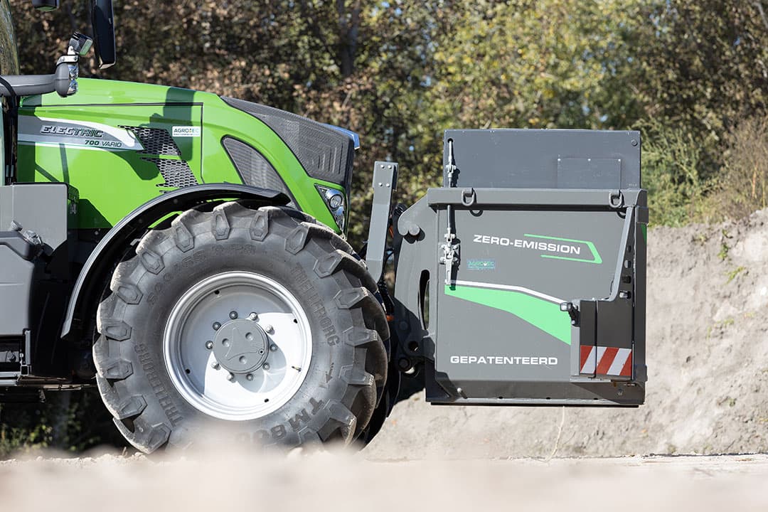 De Agromec-Fendt-trekker wordt uitgerust met een accu onder de motorkap. In de fronthef van de trekker hangt een verwisselbare accu. - Foto: Bob Karsten