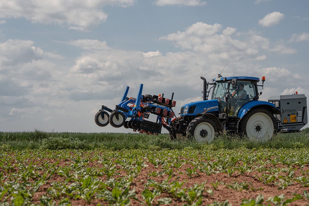 De XPR is het eerste hoogspannings-wiedsysteem voor niet-selectieve onkruidbestrijding tussen de gewasrijen bij een concurrerende werksnelheid. - Foto's: Zasso Group