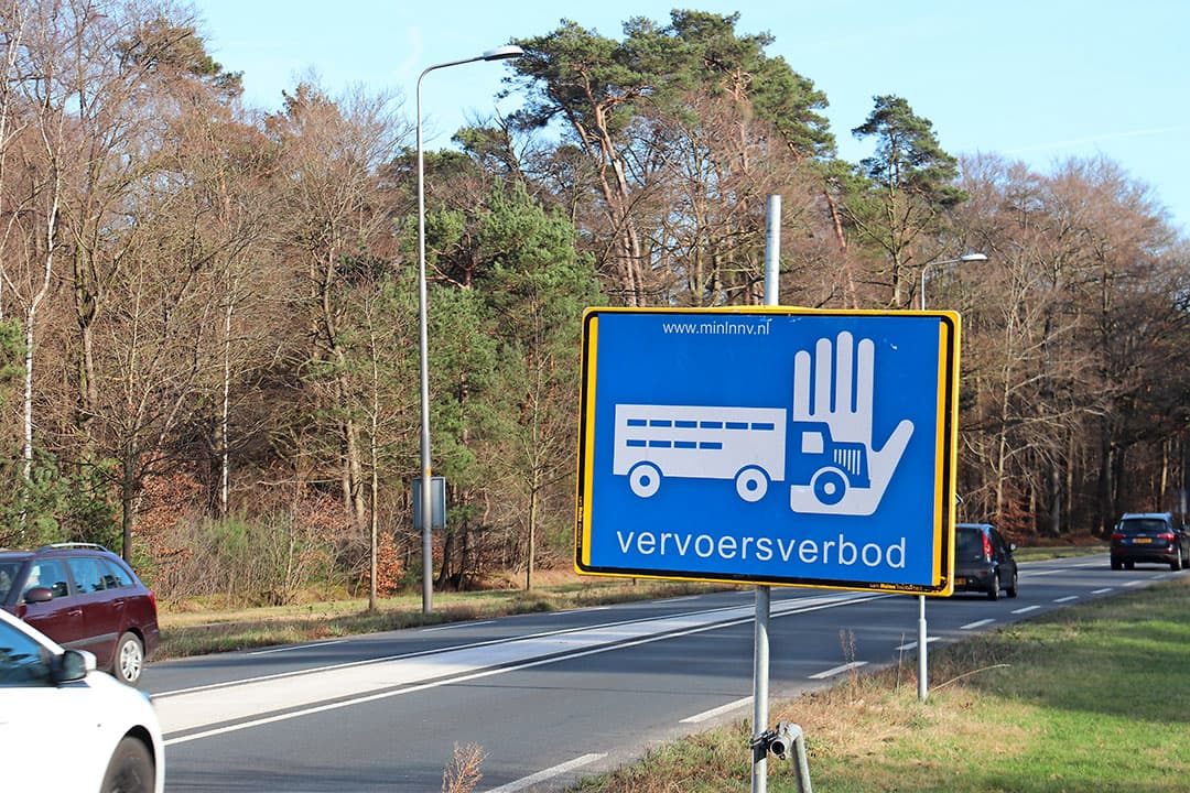 Vervoersmaatregelen in 10-km gebied rond AI-besmet eendenbedrijf in Klarenbeek. - Foto: Hans Bijleveld
