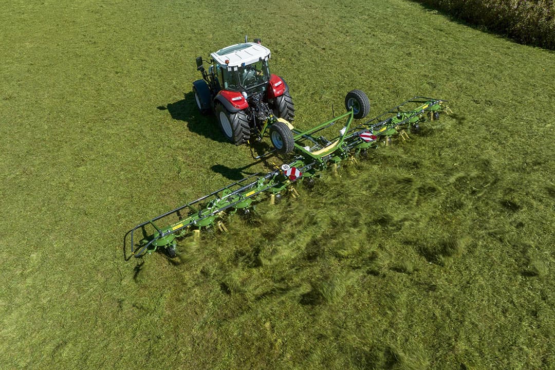 De werkbreedte van de Krone T 1020 getrokken cirkelschudder is 10,20 m. Het benodigde vermogen is slechts 55 pk. - Foto's: Krone