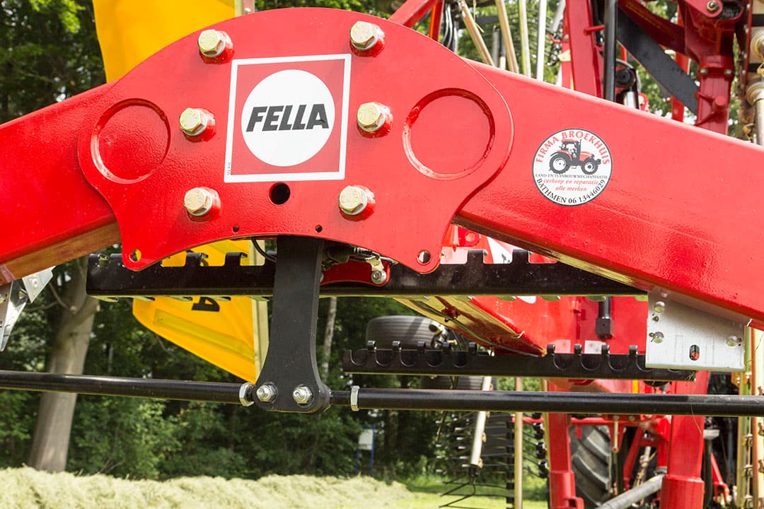 Voortaan zijn Agco-hooibouwmachines alleen nog leverbaar in Massey Ferguson- en Fendt-kleuren. Daarmee verdwijnt de merknaam Fella. - Foto: Koos Groenewold