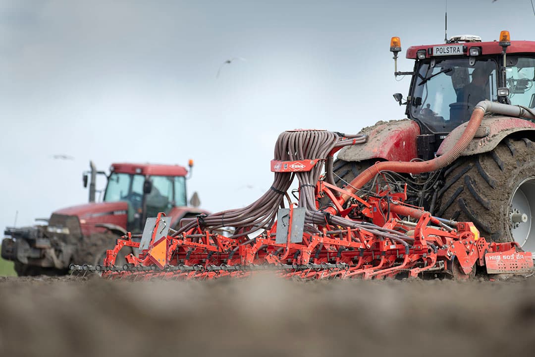 Wintertarwe wordt gezaaid in Friesland. - Foto: Mark Pasveer