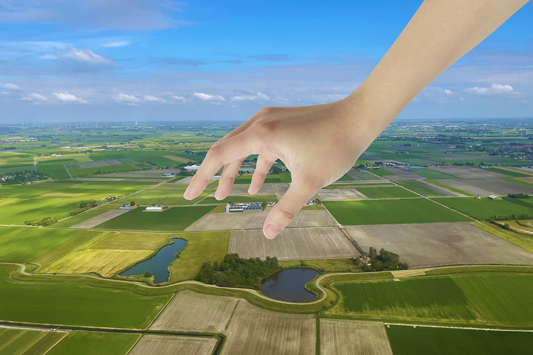 Landbouwbedrijven onteigenen om uitstoot stikstof te beperken? Daar is geen grondslag voor, aldus columnist Willem Bruil. - Foto: Martijn ter Horst en Canva, Bewerking Misset