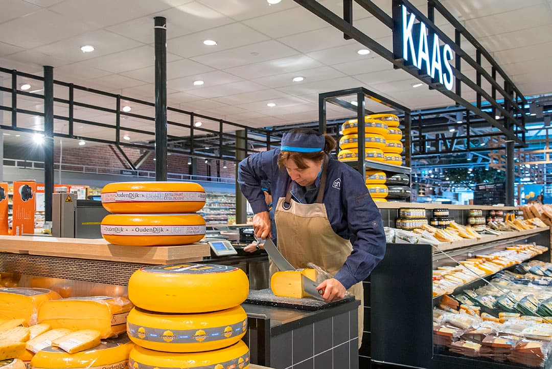 De retail moet volgens Rabobank balans zoeken in doorberekenen van kosten en voorkomen van  vraaguitval. - Foto: Albert Heijn,Yasmin Hargreaves