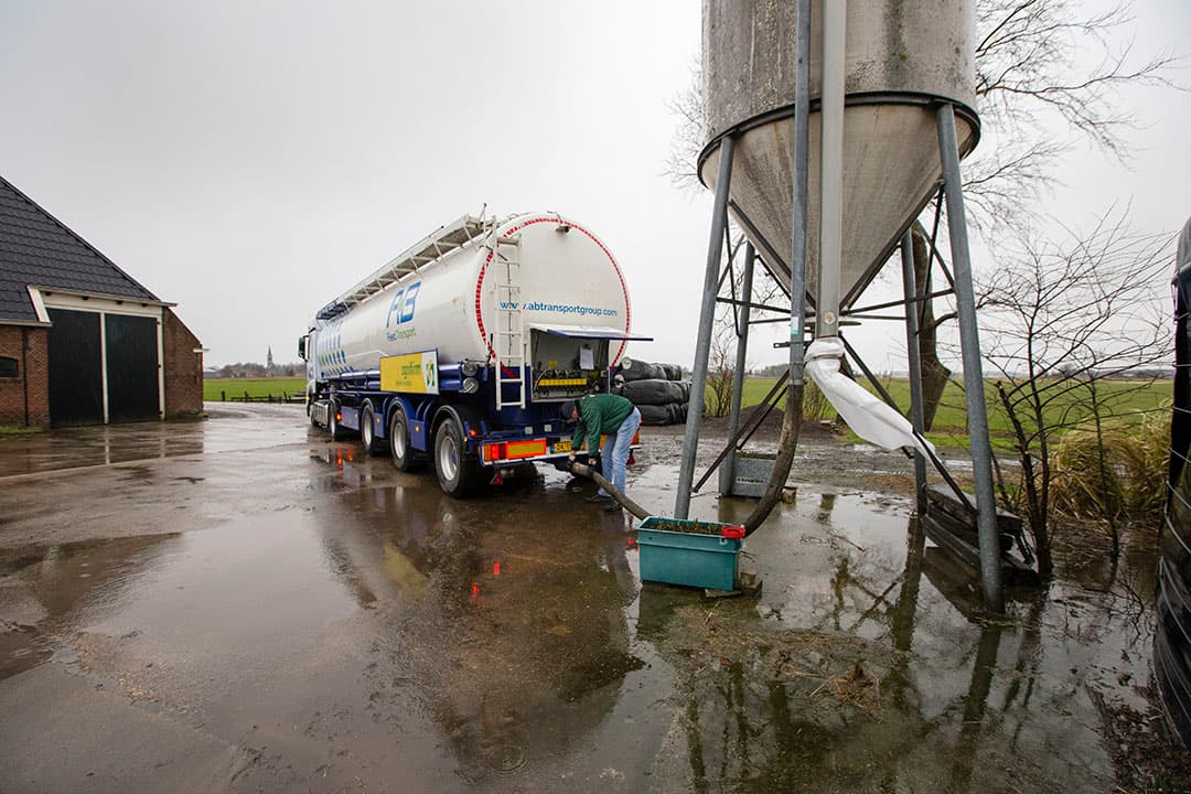 Afvoer van mest kost geld, maar ook de aanvulling van de afgevoerde nutriënten via kunstmest levert nog eens een dikke kostenpost op. - Foto: Anne van der Woude