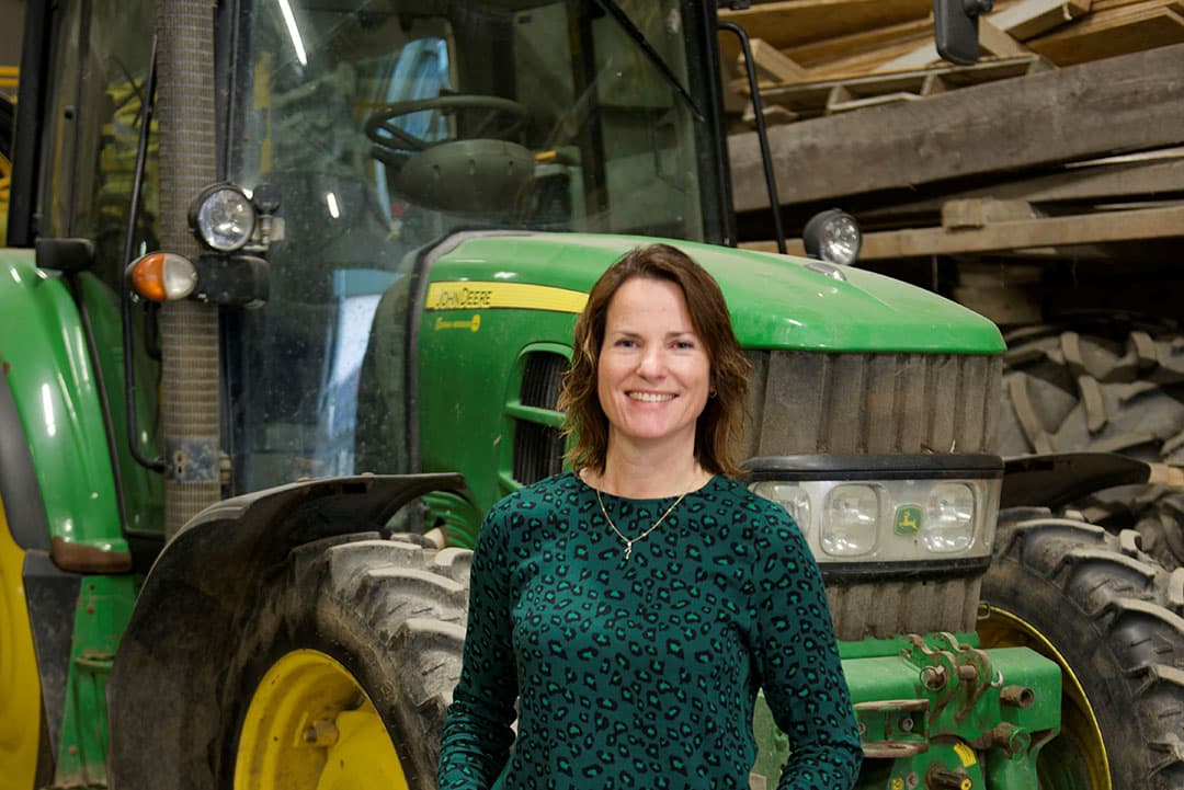 Anita Stroo (45) - Veenstra woont in Slootdorp (NH) en heeft in maatschap met haar man en ouders een bedrijf met vleeskuikens en akkerbouw. Daarnaast bieden ze boerderij-educatie aan voor basisscholen. -Foto: Lex Salverda