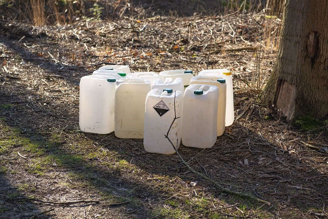 Gedumpte jerrycans met vermoedelijk drugsafval. Foto: ANP / Venema Media