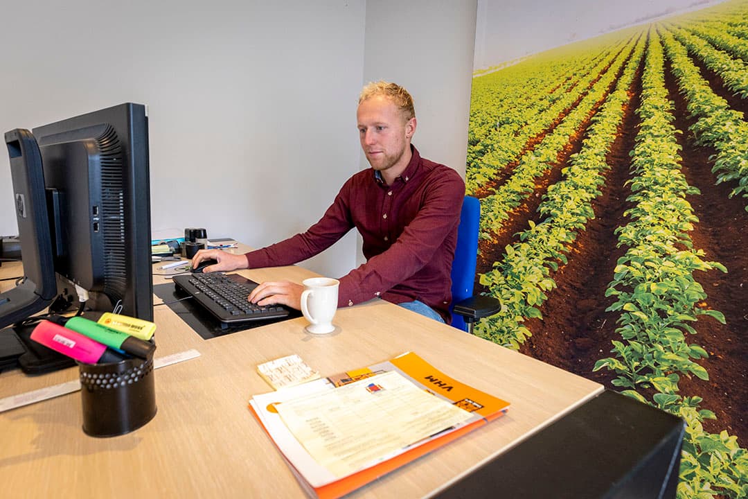 Stefan pakt voor een deel de administratie op. Zo krijgt hij goed inzicht in de geldstromen op het bedrijf.