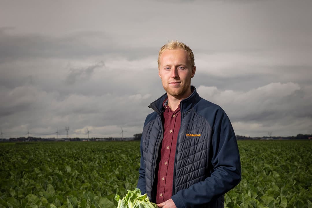 Sinds een half jaar zit Stefan Bokdam (26) fulltime in het familiebedrijf in Biddinghuizen. V.o.f Bokdam-Dijt is een biologisch akkerbouwbedrijf van 120 hectare. - Foto's: Koos Groenewold