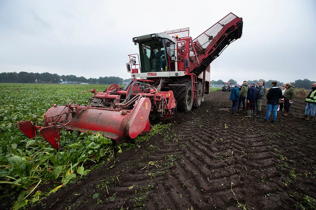 Hogedrukbanden geven onder natte omstandigheden de meeste bodemverdichting. Volgend jaar wordt gekeken naar het effect ervan op de opbrengst en maatsortering van aardappelen. - Foto: Hans Banus