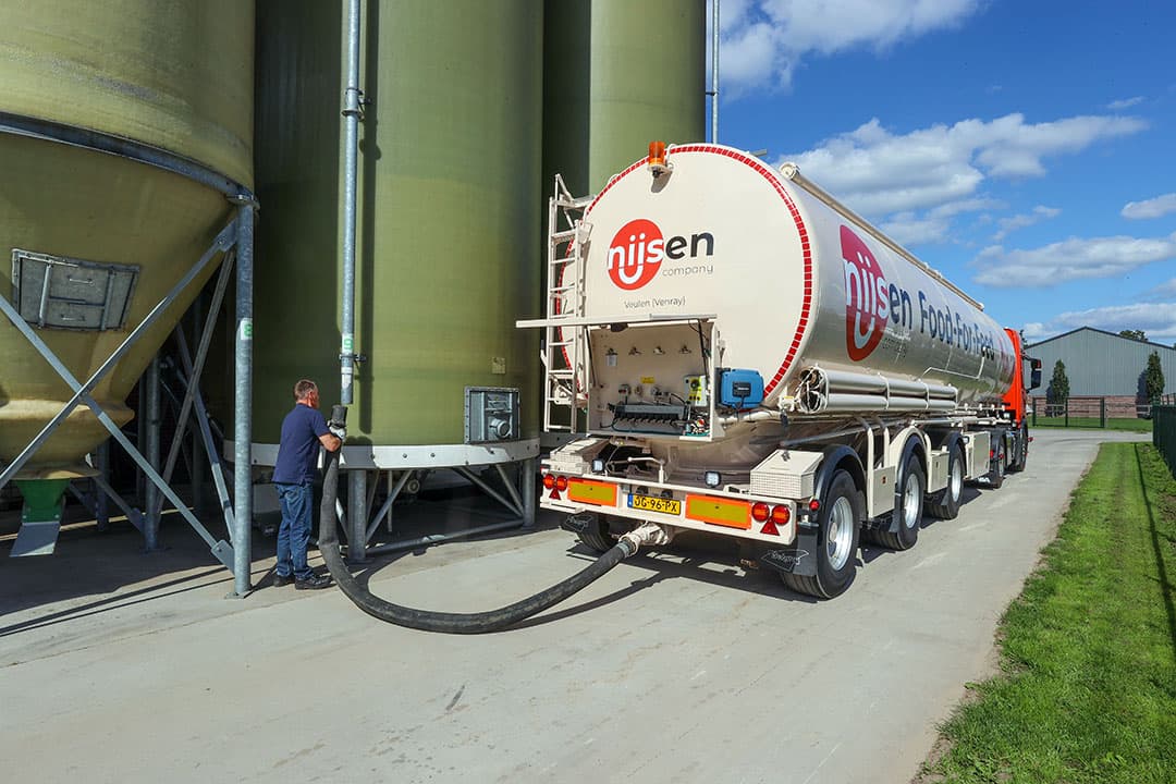 Het lossen van een partij banketmix (korrel op basis van gebak, koekjes en dergelijke). Voorbeeld van reststromen. - Foto: Bert Jansen
