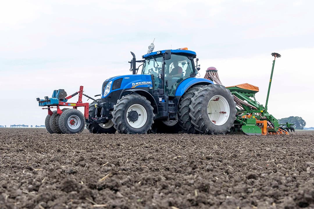 Wintertarwe zaaien. Zaadleveranciers constateren meer belangstelling om extra hectares tarwe in het bouwplan op te nemen.  - Foto: Koos van der Spek