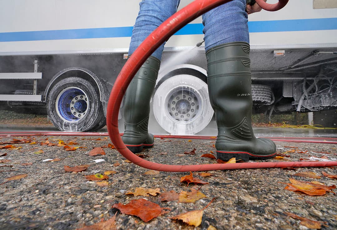 Reiniging en ontsmetting van pluimveetransport in verband met vogelgriep. - Foto: Ruud Ploeg