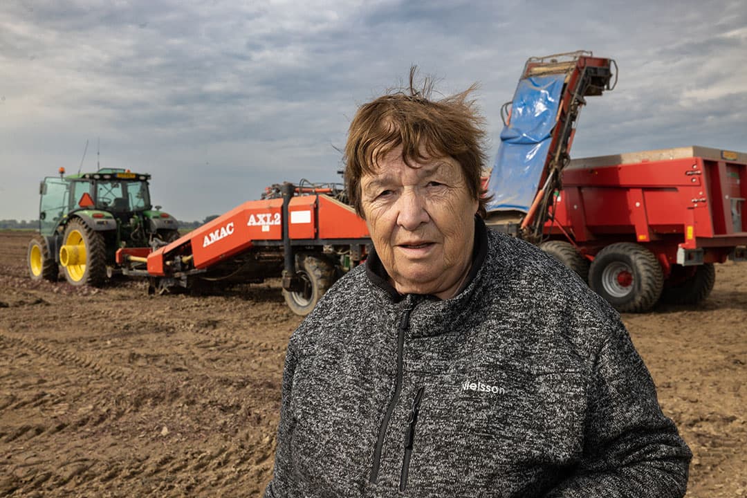 Annie Spruijbroek (76) woont in Nieuwendijk (N.-Br.). Ze heeft er een paardenhouderij en een akkerbouwbedrijf van 25 hectare. - Foto's: Peter Roek