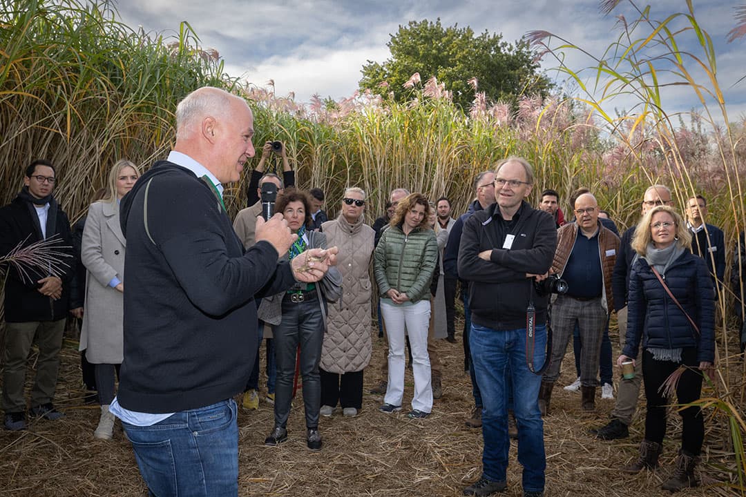 Akkerbouwer Filip Baecke van Cradle Crops geeft uitleg over het olifantsgras (Miscanthus Giganteus) en de verwerking daarvan tot papier.