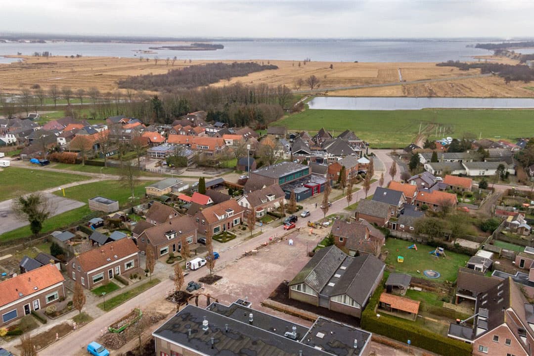 Onder andere in Sint Jansklooster werden bewoners ondervraagd. Als veel veehouderijen moeten stoppen, zijn de dorpelingen bang dat de werkgelegenheid afneemt. - Foto: ANP