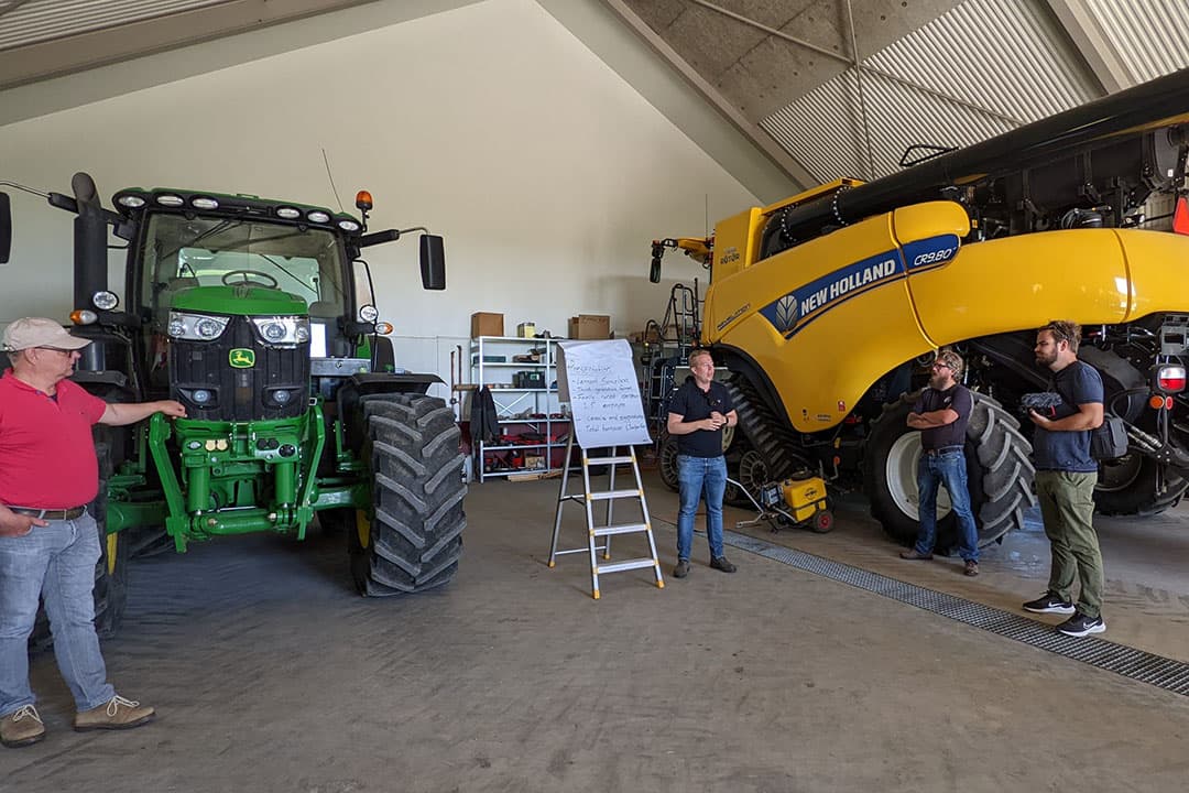 Gustav Samuelson (midden) legt aan Nederlandse en Belgische boeren en dealers uit dat ze gaan stoppen met biologische landbouw. - Foto: René Koerhuis