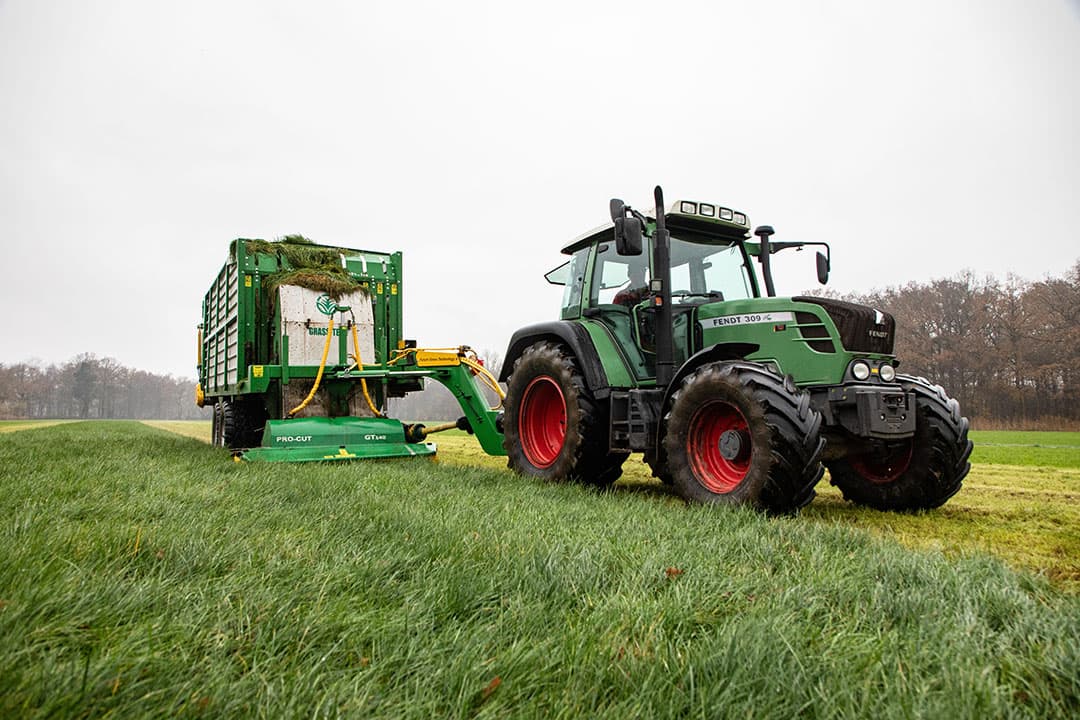 Zomerstalvoeren geeft een hoge benutting van het najaarsgras door het tot diep in de herfst vers te voeren. Er zijn speciaal daarvoor ontwikkelde machines op de markt. Foto: Herbert Wiggerman