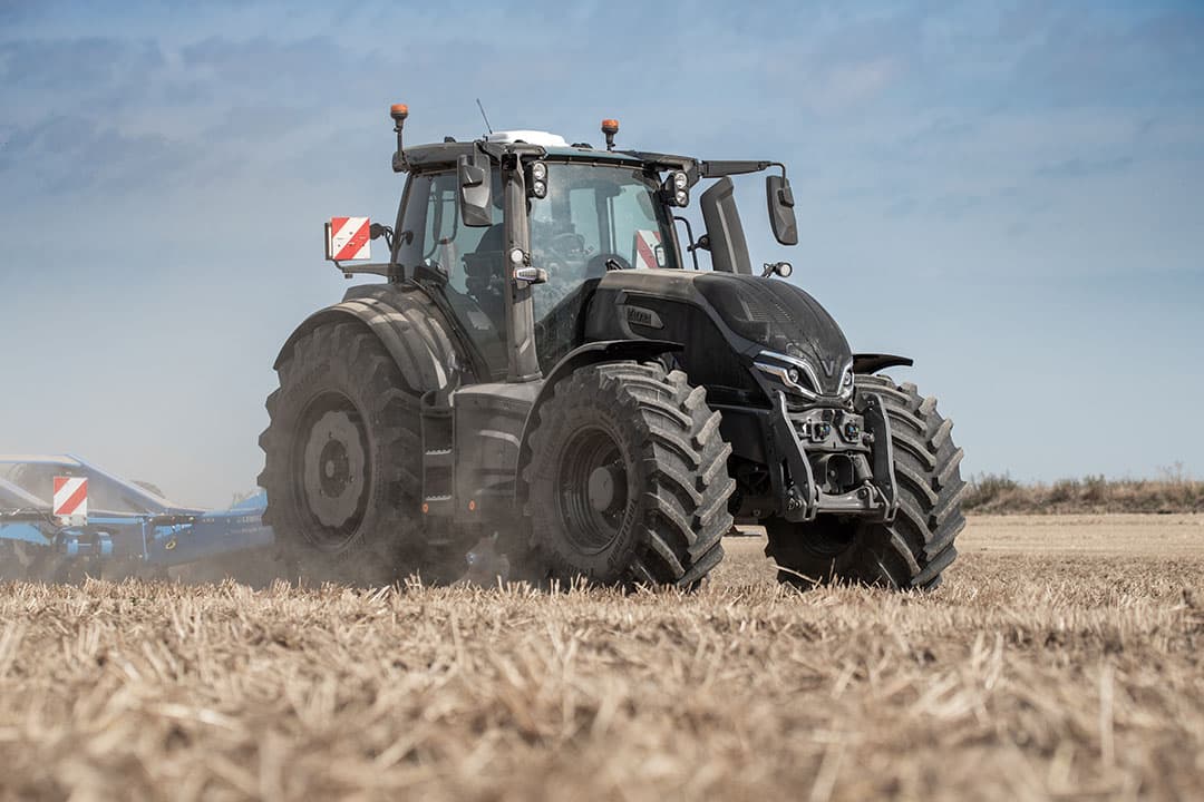 In het Belgische Walshoutem vinden we op een perceel in een glooiend landschap een nieuwe Valtra. Het gaat om de nieuwe Q-serie, met daarin nu een traploze ML260 zónder trekkrachtonderbreking. We proberen hem uit voor een kipper en grondbewerkingsmachines. -Foto's: Jacco van Erkelens
