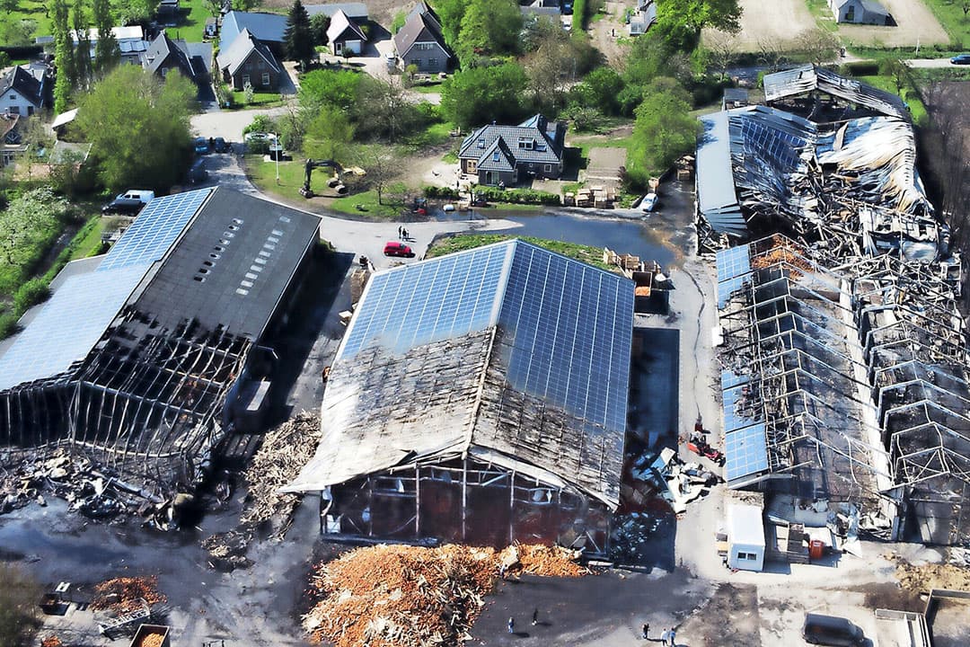 Bij brand op een biologisch pompoenbedrijf eerder dit jaar kwamen zonnepaneeldeeltjes in de omgeving terecht. - Foto: ANP