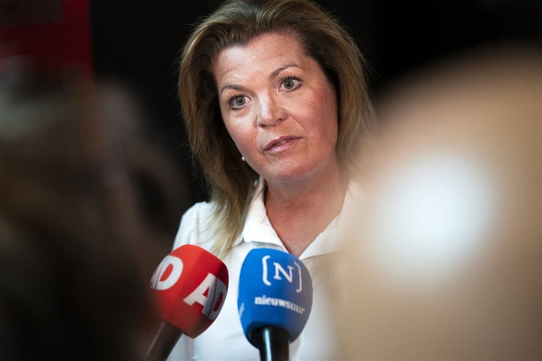 Volgens minister Van der Wal biedt een afbouwregeling voor oude boeren 'geen soelaas voor het tijdig bereiken van onze doelen'.