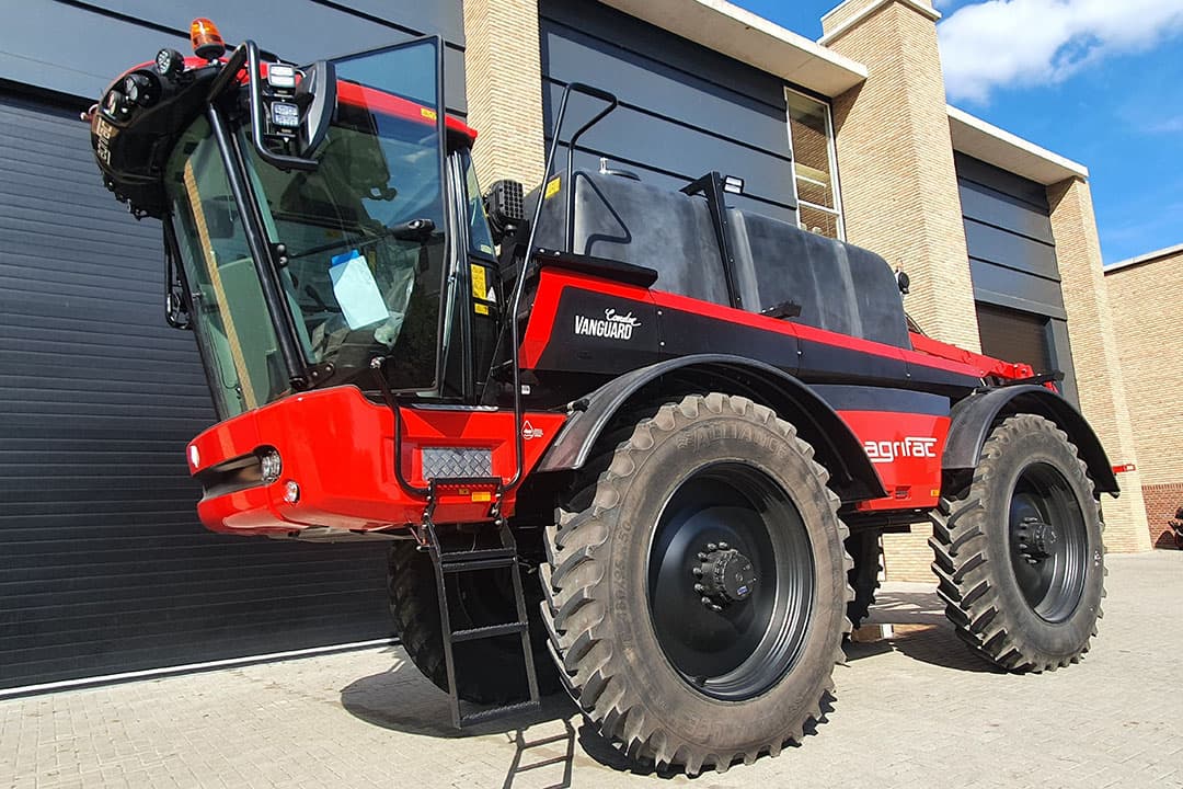 Agrifac heeft een nieuwe Condor Vanguard zelfrijdende veldspuit ontwikkeld met een 6.000 litertank. Deze is speciaal ontwikkeld om in een korte tijd efficiënt te spuiten. Daarnaast heeft de veldspuit een kleine draaicirkel. - Foto's: Agrifac