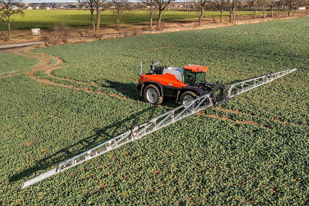 Opvallend is dat de spuitboom van de Kuhn F40 Evo zelfrijdende veldspuit voor de cabine is gemonteerd. - Foto: Kuhn