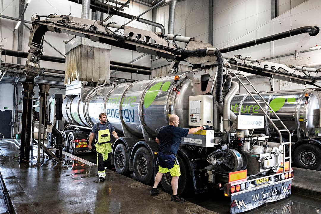 Het laden en lossen van de vrachtwagens gebeurt binnen. De lucht die uit de tank komt met laden, wordt afgezogen en gezuiverd. Nature Energy zegt geen overlast te willen veroorzaken. - Foto's: Niels Hougaard