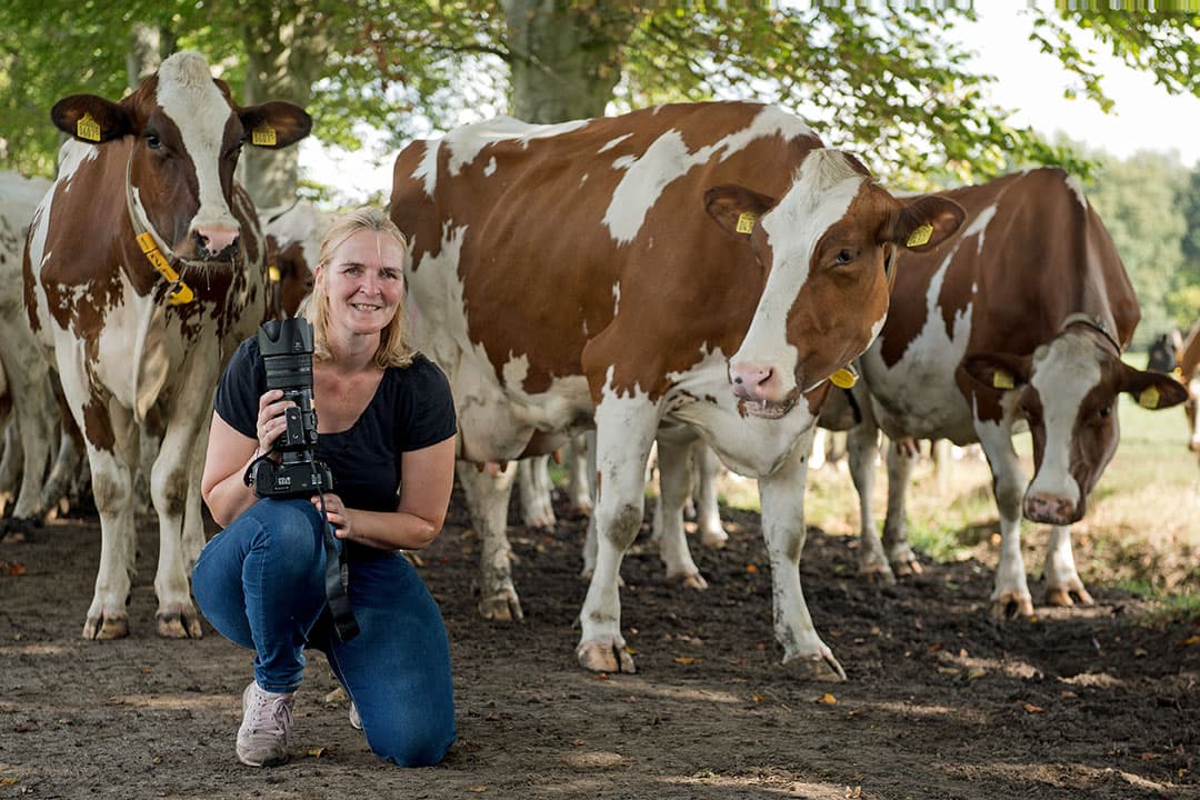 Sjoukje van Warmerdam -Bergstra (46) woont in Aldeboarn (Fr.). Ze is getrouwd met Ronald, samen hebben ze drie kinderen: een zoon van 17, een dochter van 15 en een dochter van 11. Ronald heeft een bedrijf met 115 melkkoeien, Sjoukje werkt parttime in de gehandicaptenzorg, daarnaast is ze fotograaf. - Foto's: Sjoukje van Warmerdam