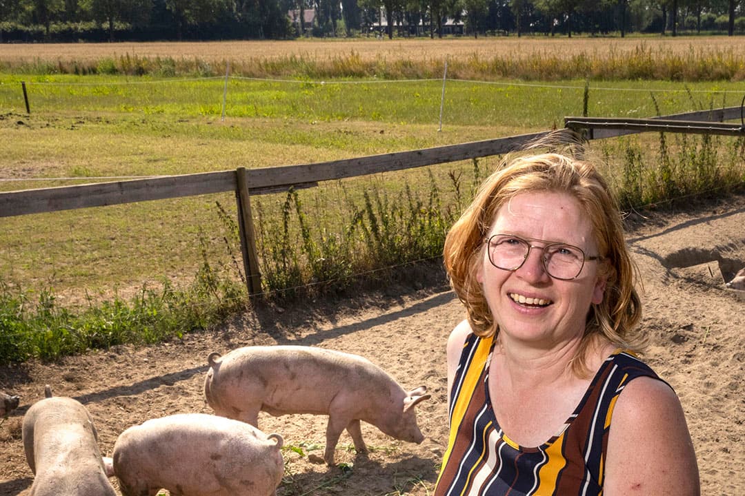 Wilma Veldhuis is varkenshouder in Klarenbeek. Om kennis op te doen over de varkenshouderij volgde ze een cursus: van big tot zeug. Aangevuld met tips van haar man, bedrijfsadviseurs en de dierenarts maakte ze zich het vak eigen. - Foto's: Koos Groenewold