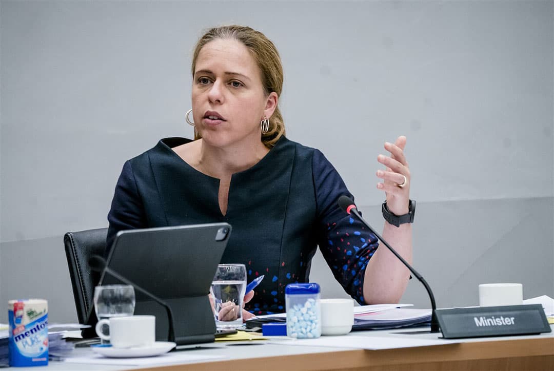Minister Carola Schouten verwacht dat als Nederland geen derogatie had aangevraagd, de strengere mestregels ook op het boerenerf terecht waren gekomen. - Foto: ANP