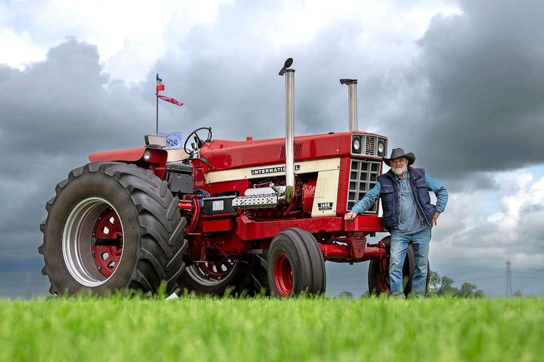 Michiel Galama met zijn International 1468. "De trekker heeft 180 pk. Er zit flink wat power in." - Foto: Mark Pasveer