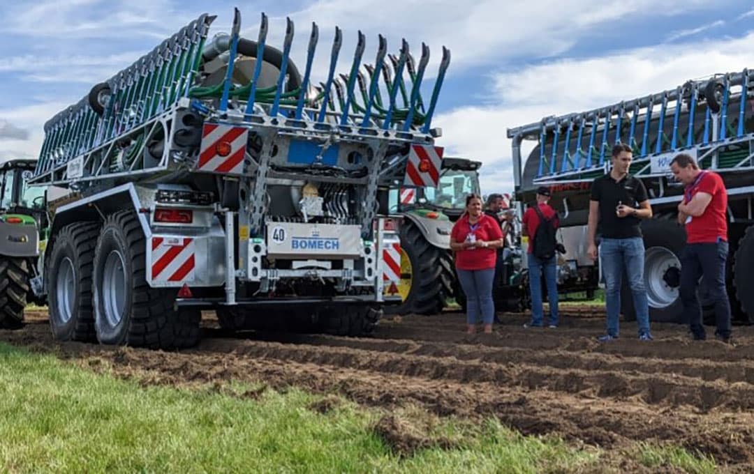 Tijdens een demo vergeleek bandenfabrikant Vredestein de voetafdruk, insporing en tractie van de Flotation Trac met die van de nieuwe Flotation Optimall-banden onder twee identieke (lege) Wienhoff-mesttanks met tandemonderstel. - Foto's: René Koerhuis