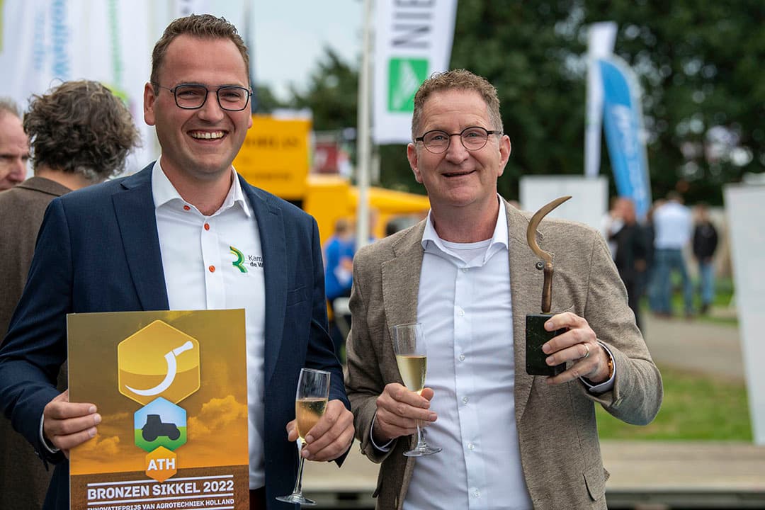 Dick Melessen, directeur van Kamps de Wild (rechts), heeft de innovatieprijs Bronzen Sikkel in ontvangst genomen voor de Nucrop-techniek; loofdoden zonder gebruik van chemie, maar met geleidende vloeistof en stroom.- Foto's: Mark Pasveer