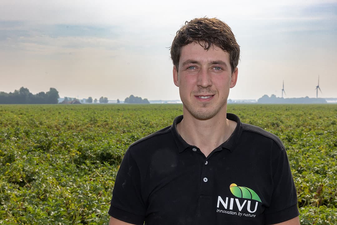 Donke van Vugt (23) woont in Oude-Tonge (Zld.). Hij zit nog op school en wil daarna het akkerbouwbedrijf van 400 hectare overnemen. - Foto's: Peter Roek
