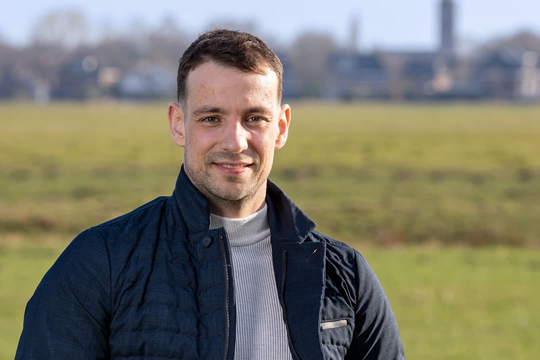 Niels Dijkstra (32) is oprichter en eigenaar van Dijkstra Grondpositie Ontwikkeling. Hij werkt samen met projectontwikkelaars en koopt boerenland op ten behoeve van woningbouw. Dit kan afhankelijk van locatie en type voor boeren zeer lucratief zijn. - Foto: Bart Verbrugge