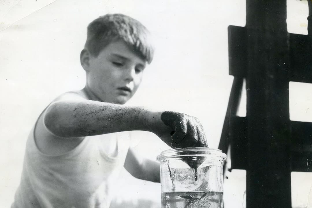 Vroeger stonden de sloten ’s zomers zelden droog. Je kon er in zwemmen, spelen en dikkopjes en stekelbaarsjes vangen. Slootspelen komt nu minder voor. Veel sloten staan droog en alternatieve waterpret is vaak aantrekkelijker. - Foto: Misset