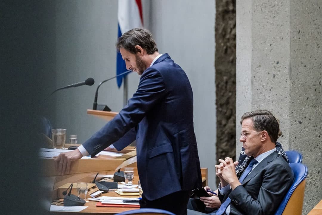 Premier Mark Rutte, en Wopke Hoekstra, minister van Buitenlandse Zaken, tijdens het debat over het stikstofbeleid, 23 augustus. Binnen het kabinet en de coalitie is irritatie ontstaan omdat CDA-leider en vicepremier Wopke Hoekstra in een interview in het AD heeft gezegd dat hij het stikstofbeleid misschien wil aanpassen. - Foto: ANP/Bart Maat