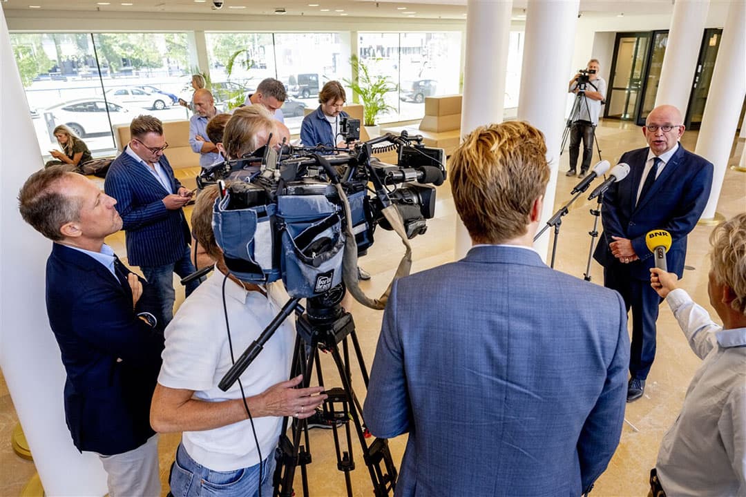 LNV-minister Henk Staghouwer geeft een toelichting op de brief die hij naar de Tweede Kamer heeft gestuurd over het Nederlandse mestbeleid. De derogatie wordt aan banden gelegd. - Foto: ANP