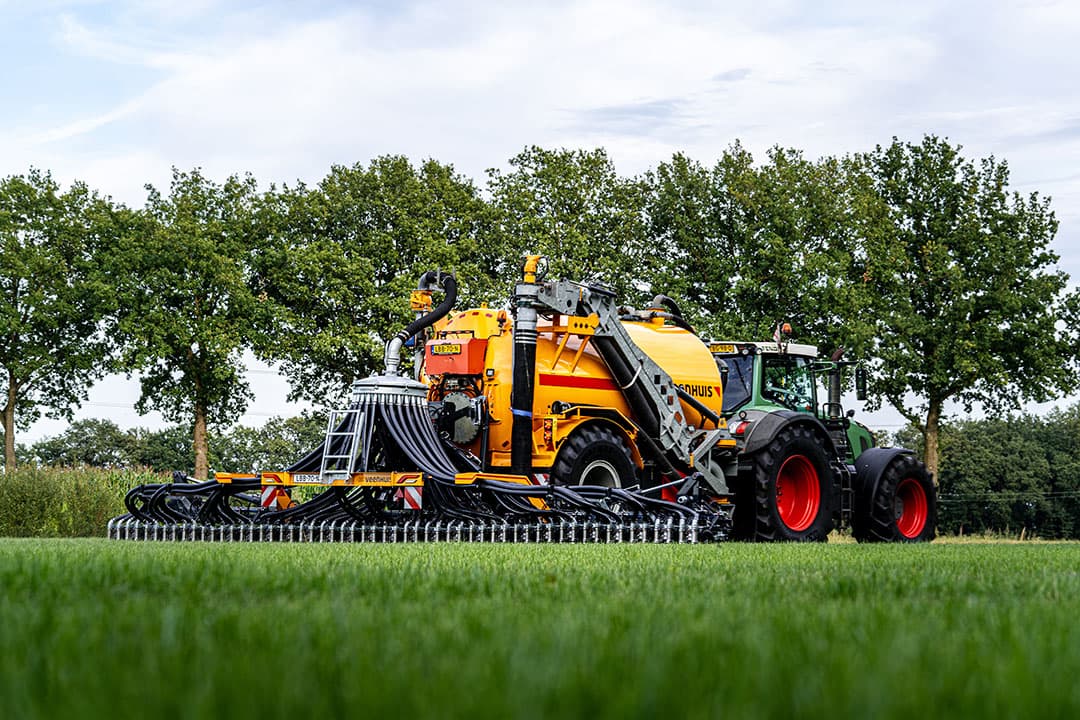 Machinefabrikant Veenhuis presenteert op mechanisatievakbeurs ATH een nieuwe lichte zodenbemester, de Fullject X-line. - Foto's en video: Veenhuis